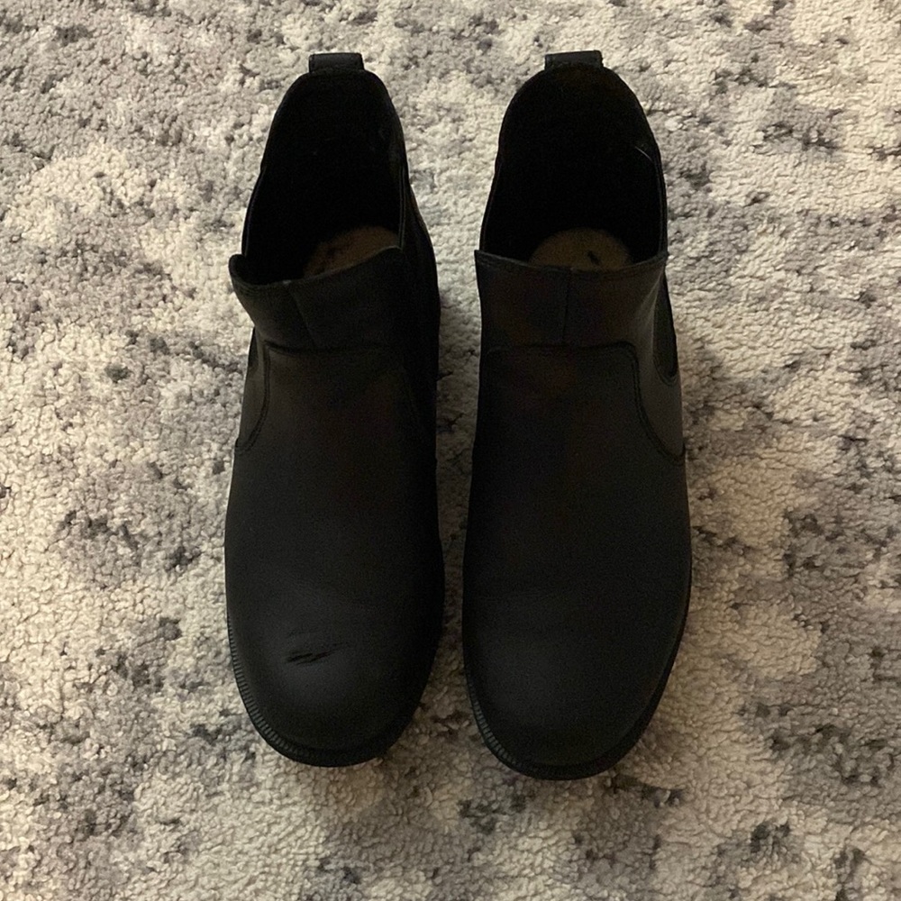 Ugg boots size 8! Very comfortable and cozy.